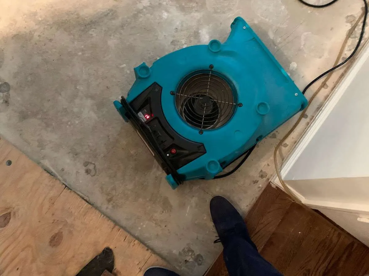 Air mover drying subfloor during Leak Detection & Repair in Niagara Falls